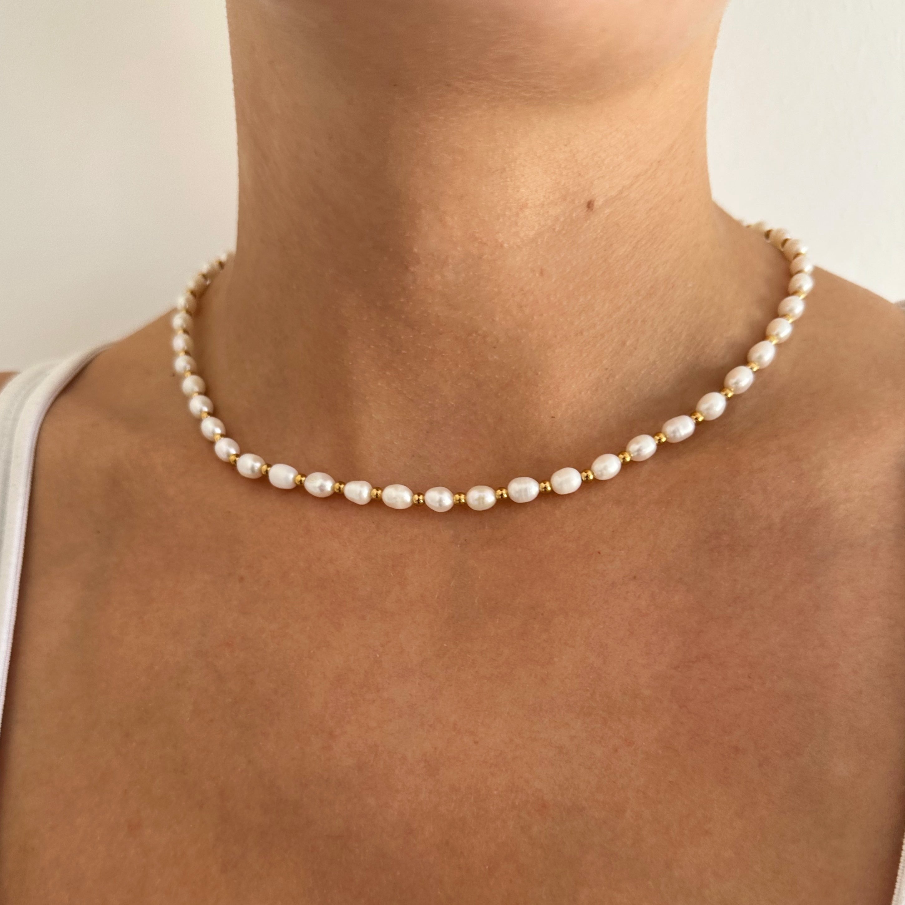 Chic pearl and gold necklace with real freshwater pearls