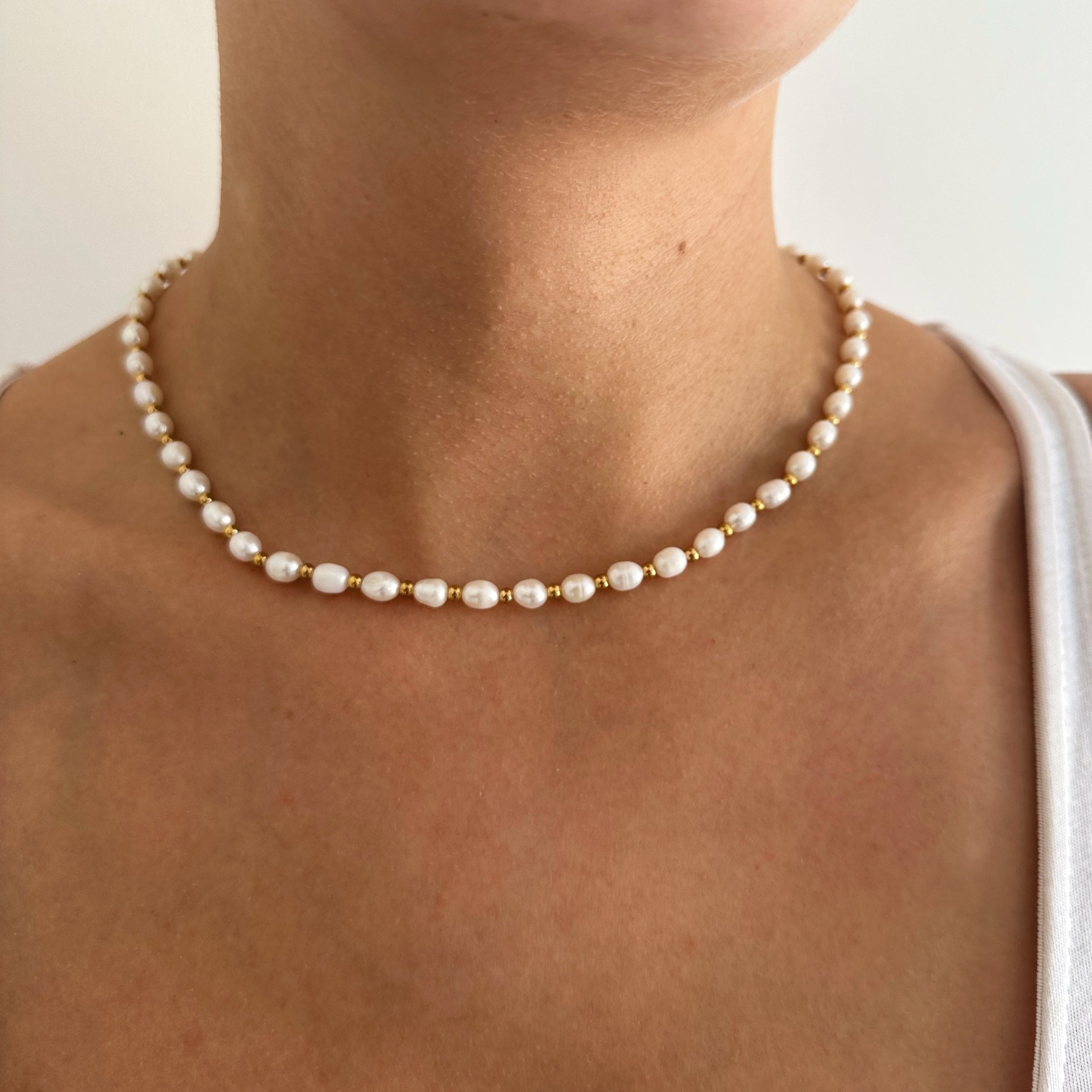 eautiful pearl and gold necklace, perfect for any outfit