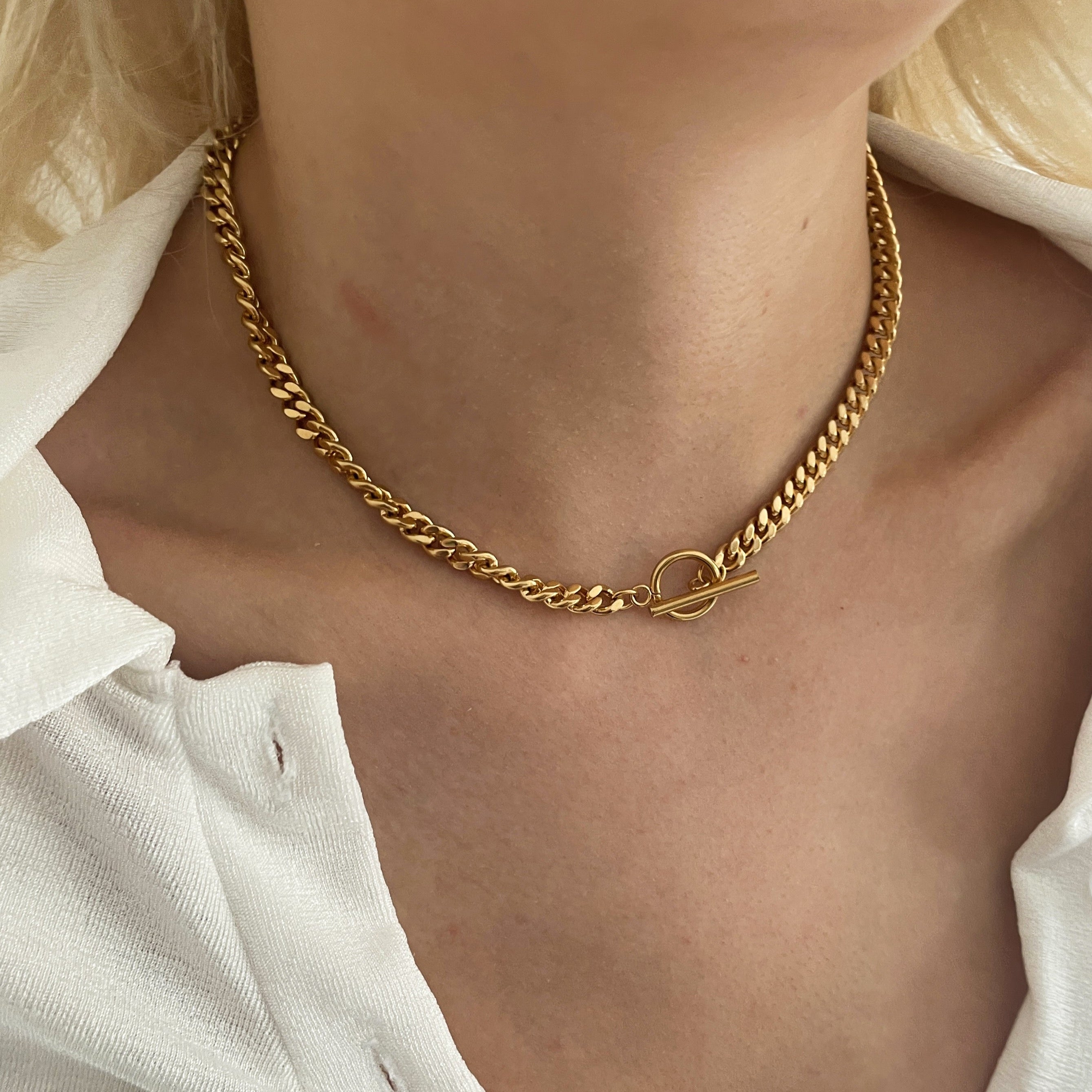 Chunky Gold Toggle Necklace - Trendsetter's Choice