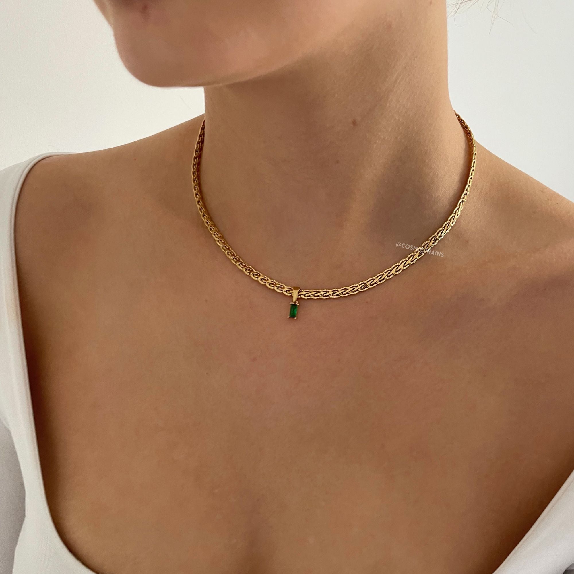 Stunning gold emerald necklace, perfect for any occasion