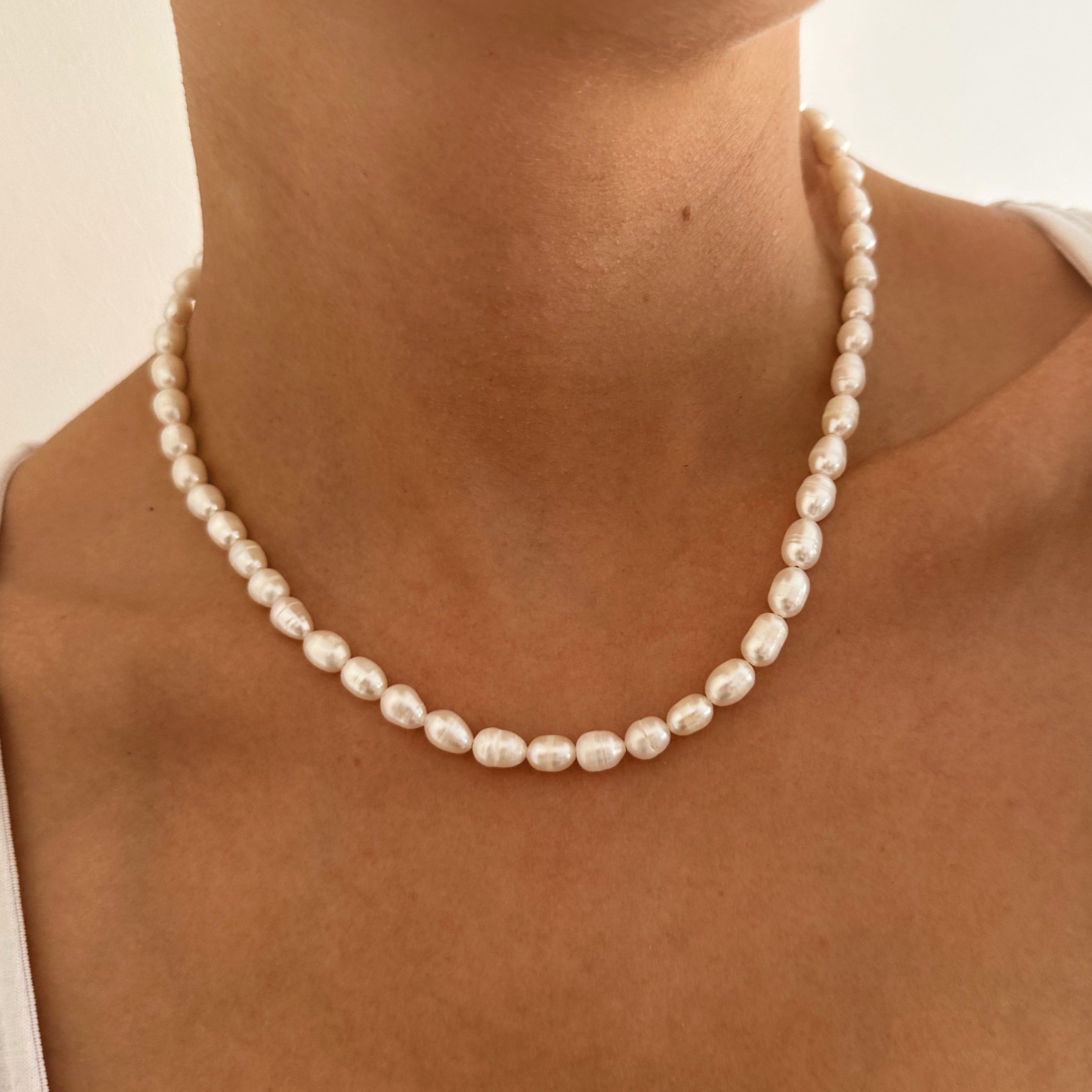Single pearl necklace, a classic pearl necklace for women