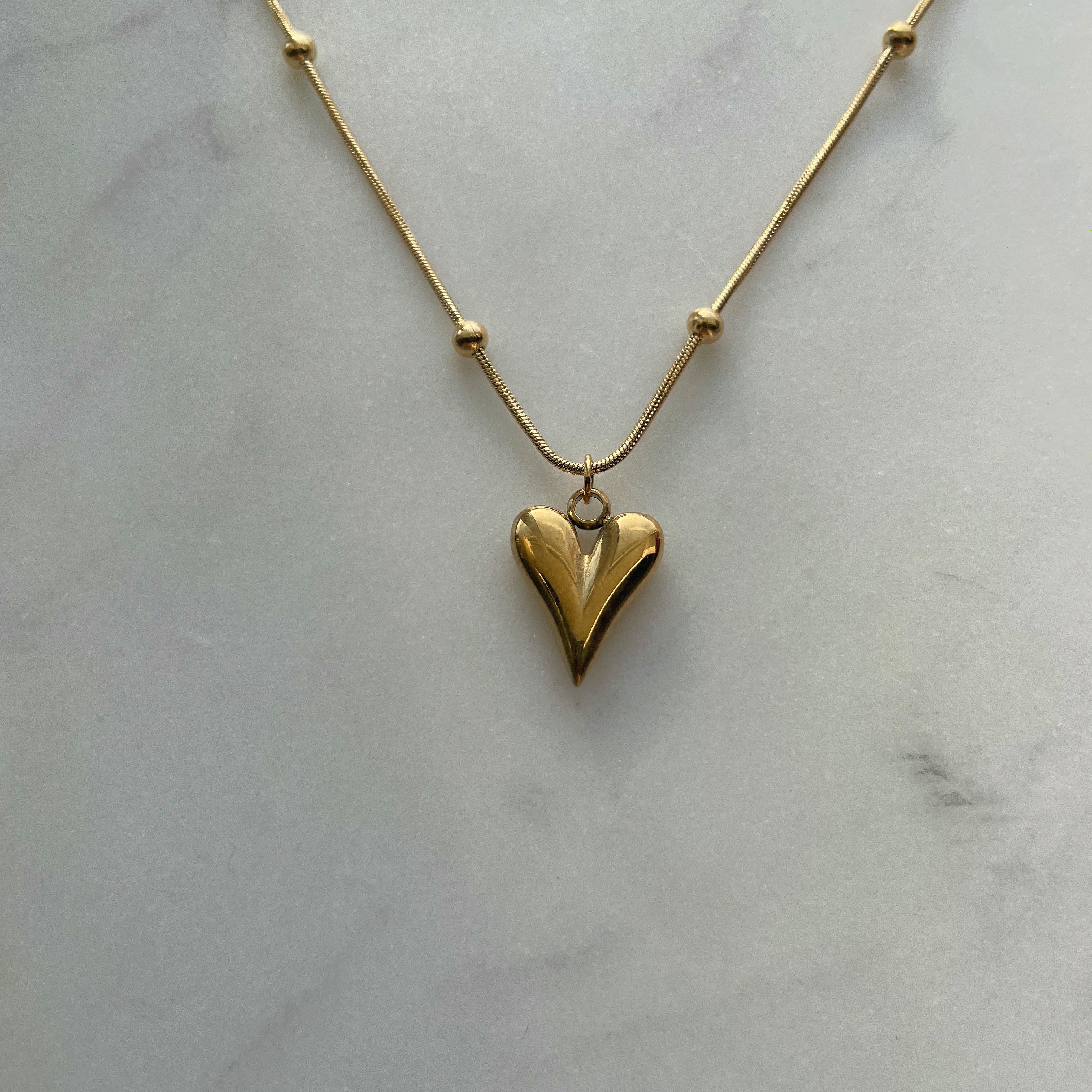 Heart Chain Necklace - Express your unique personality and individuality with this elegant necklace, a reflection of your inner beauty.