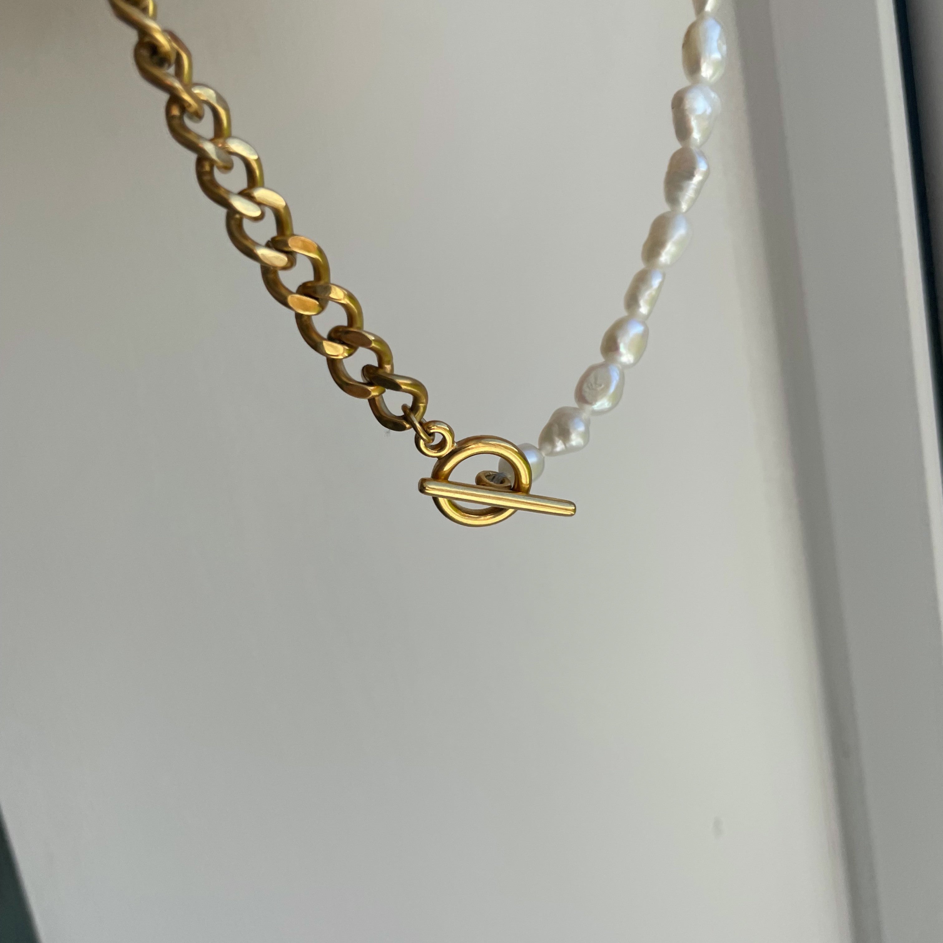 Choker with Pearl Necklace: Gold Pearl and Chain Necklace