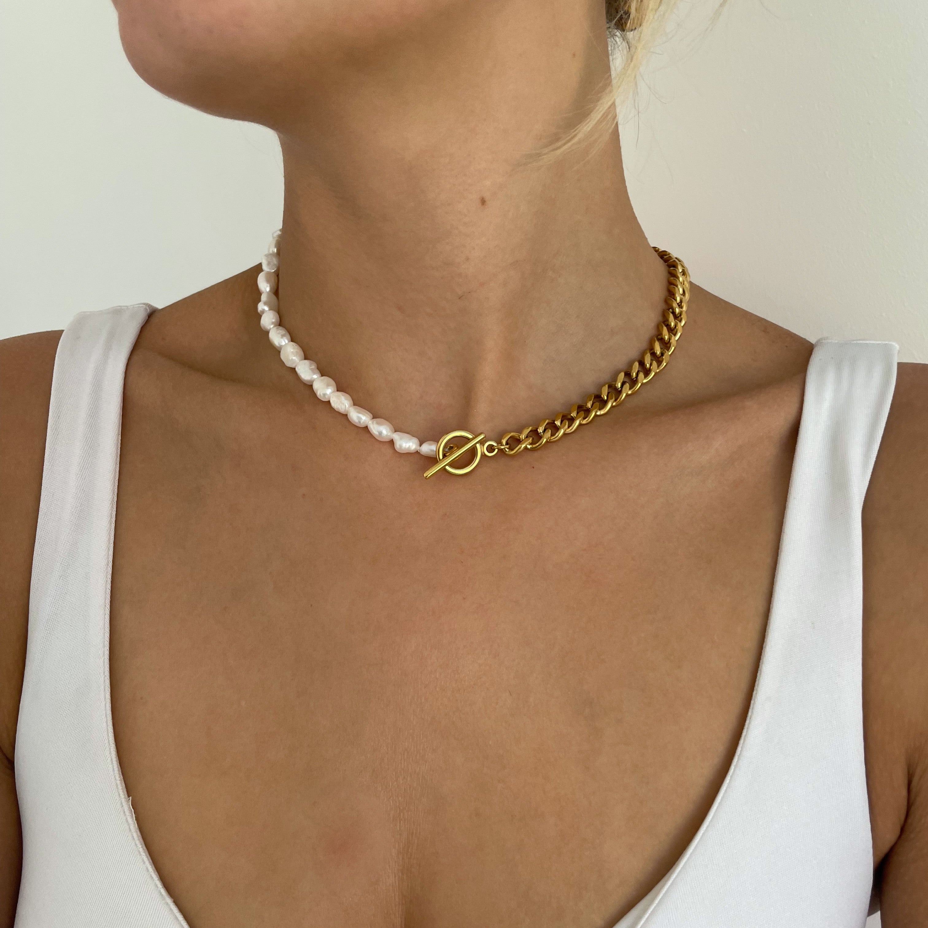 Chain Necklace with Pearls: Make a statement with this Gold Pearl and Chain Necklace