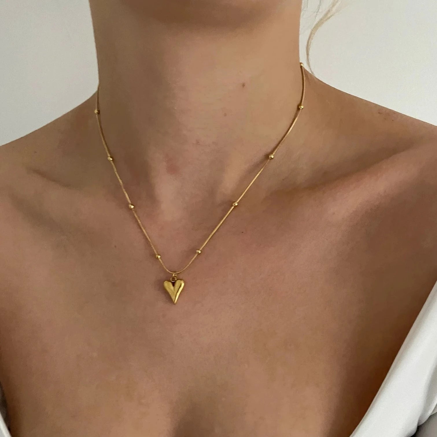 Heart Chain Necklace - Add a touch of luxury to your look with this captivating necklace, featuring a golden heart pendant that radiates sophistication.