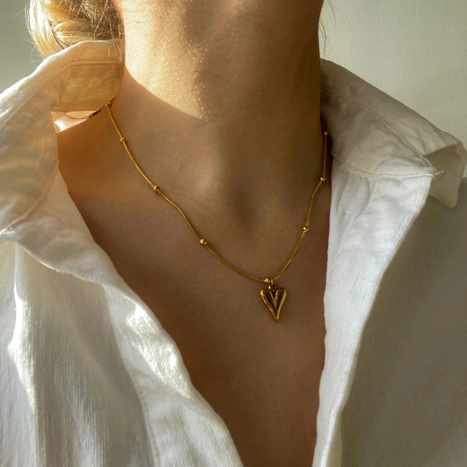 Heart Chain Necklace - Transform your look with the effortless glamour of this heart pendant necklace, a versatile piece that transitions seamlessly from day to night.