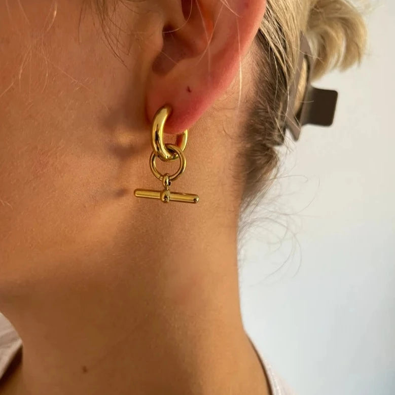 rending T-Bar Earrings in Gold - Perfect for Daily Use