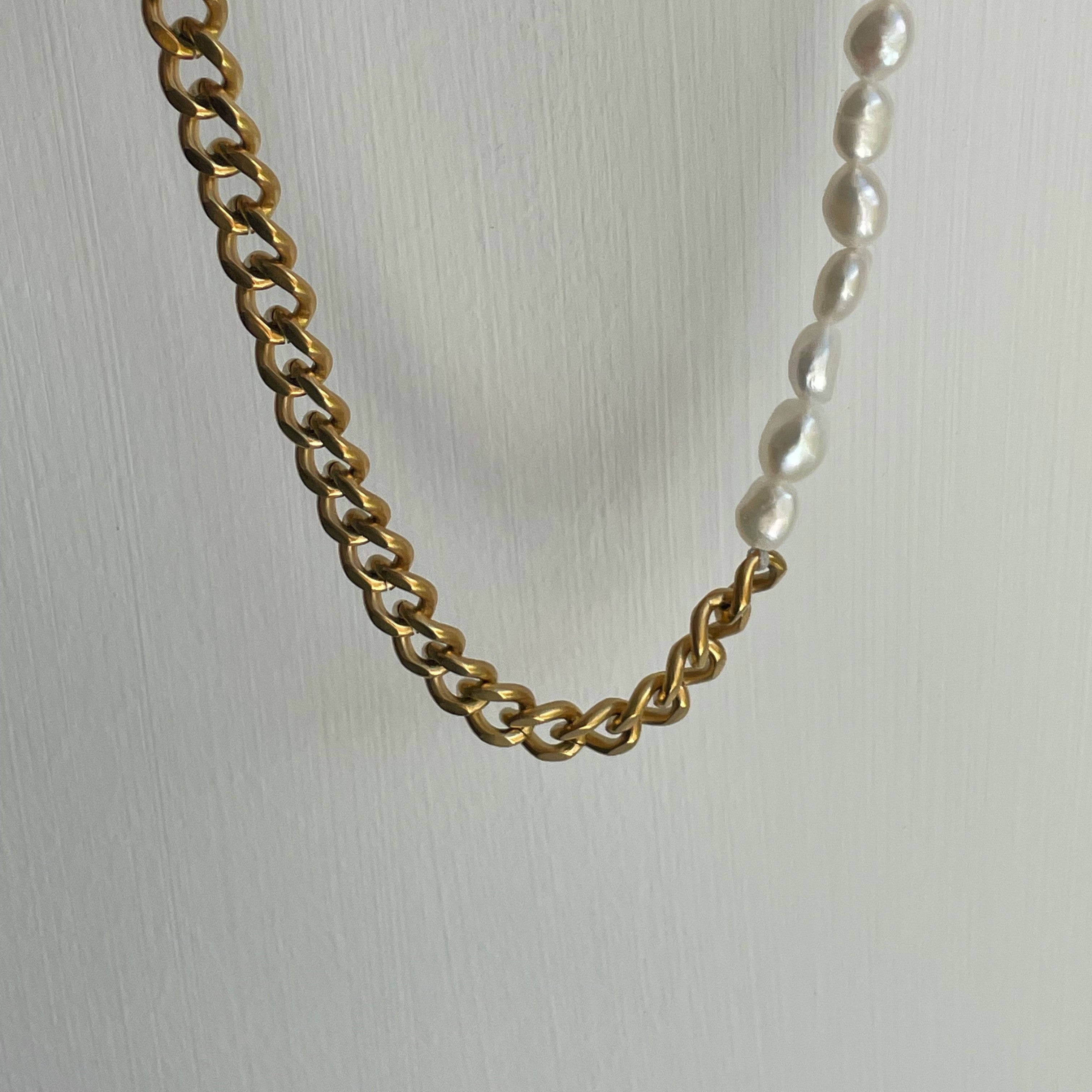 Chain Necklace with Pearls: Elevate your outfit with this sophisticated accessory