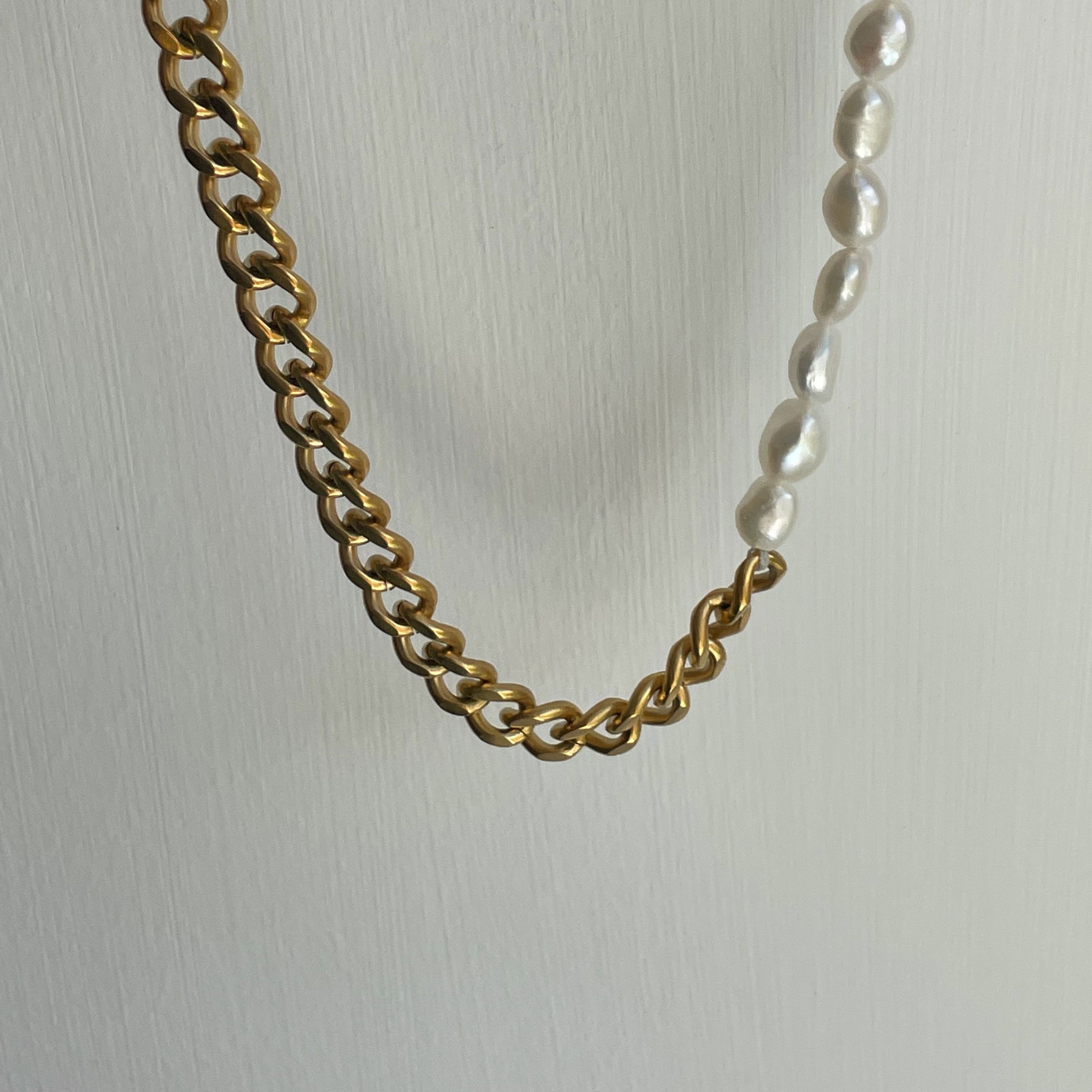 Gold Pearl and Chain Necklace: Elevate your outfit with this sophisticated accessory