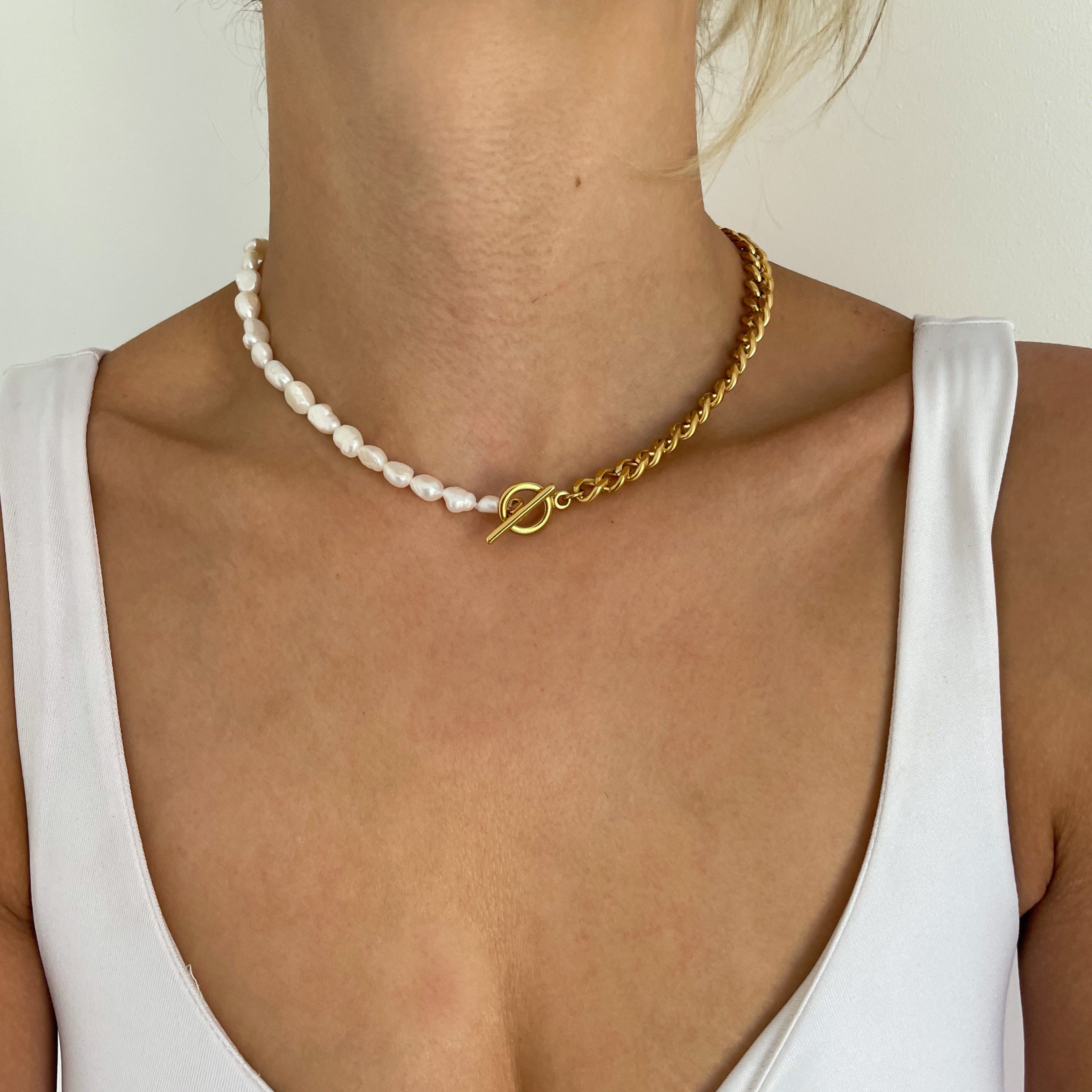 UK Pearl Necklace: Exude luxury with our gold pearl creation