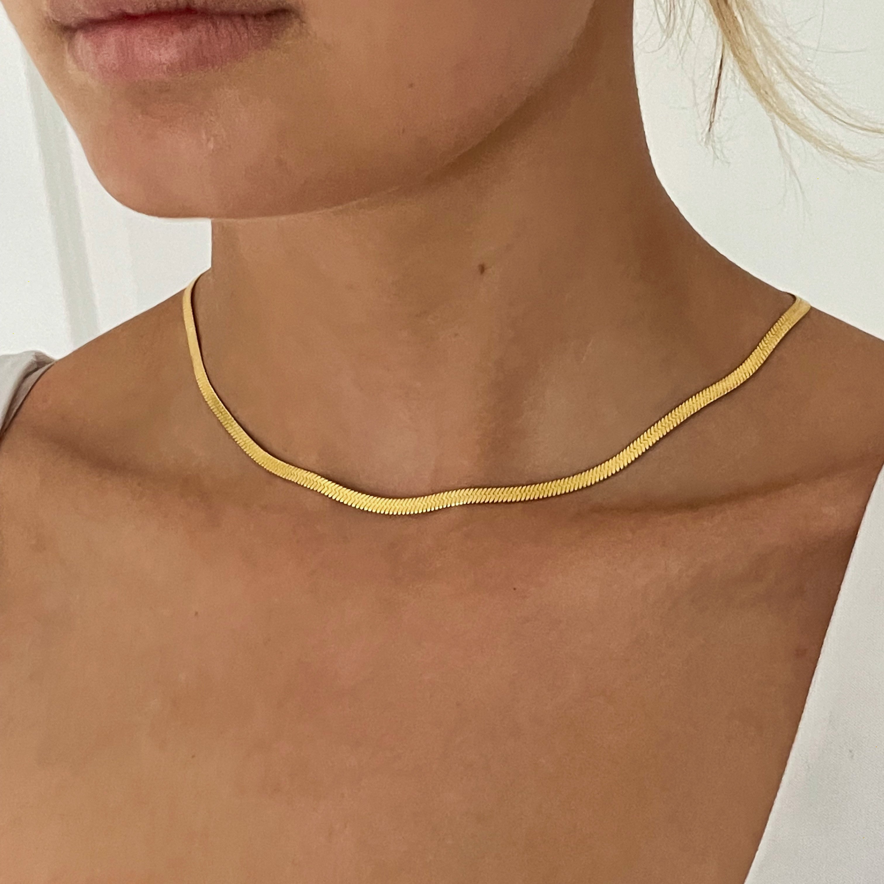 Elegant gold herringbone chain necklace