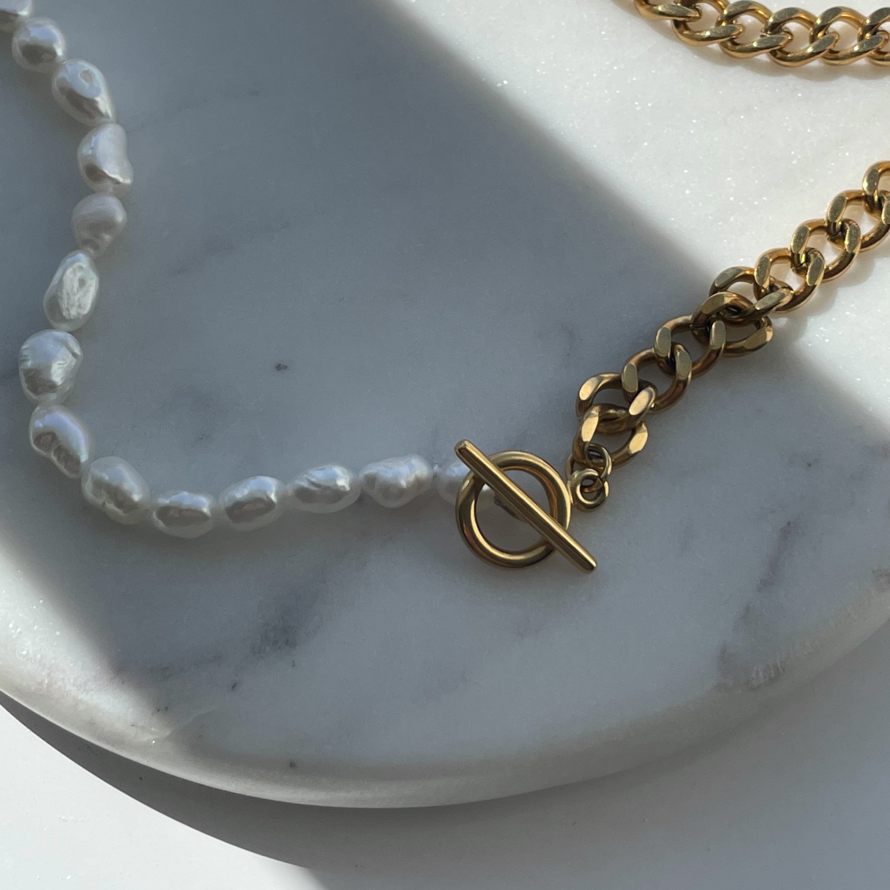 earl Chain Necklace: Elevate your style with this stunning gold pearl accessory