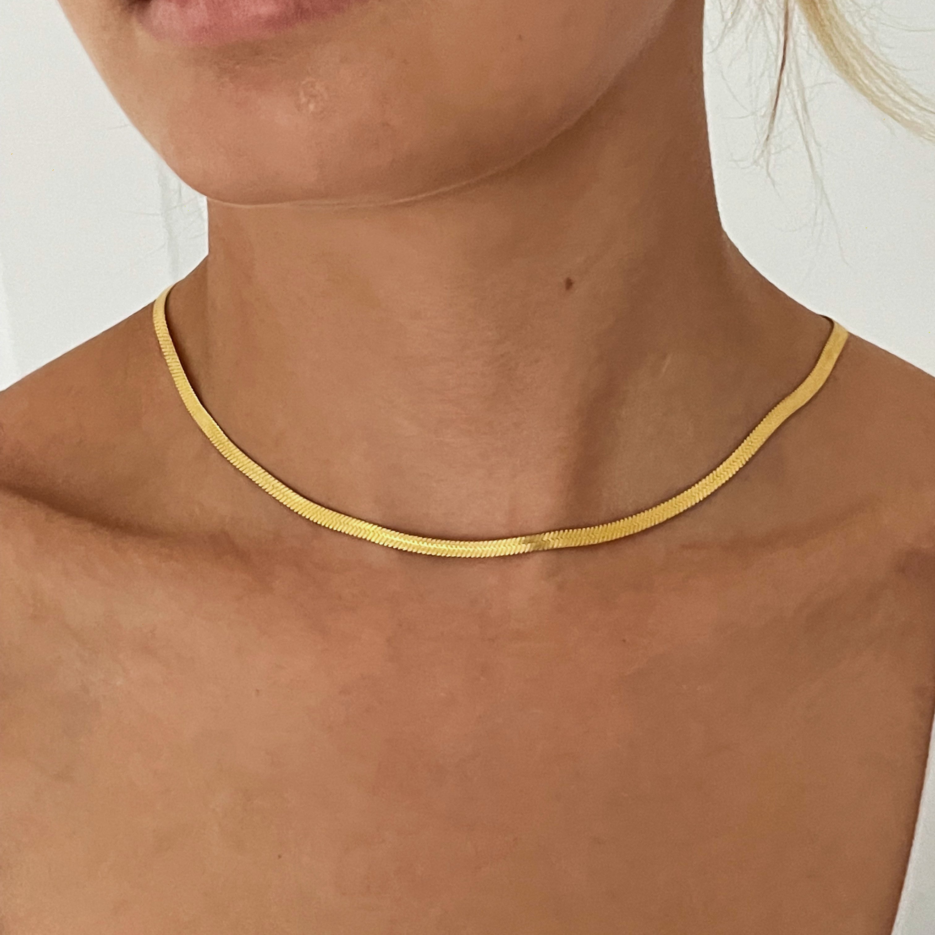 Stylish herringbone necklace with gold finish