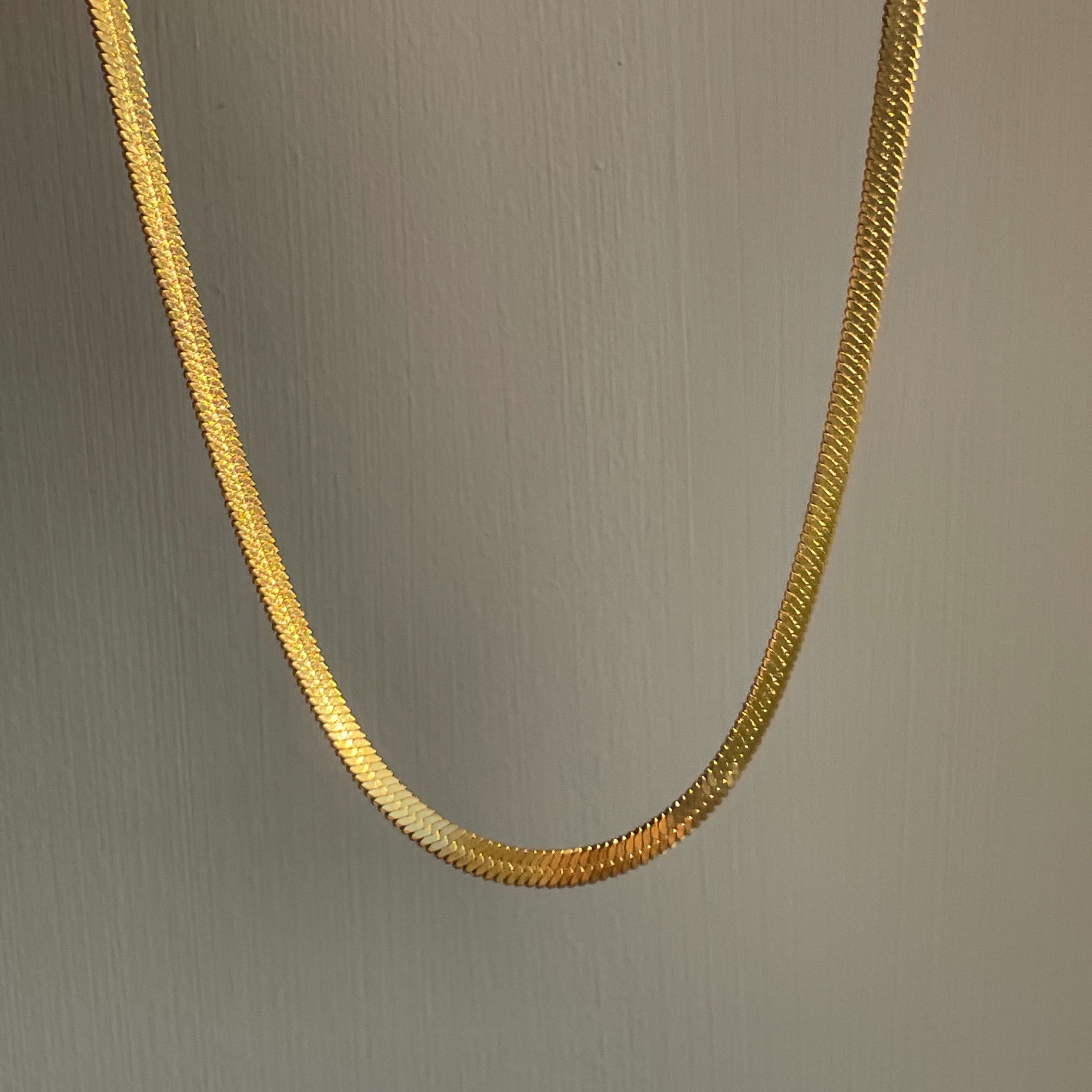 Shiny gold necklace with herringbone pattern