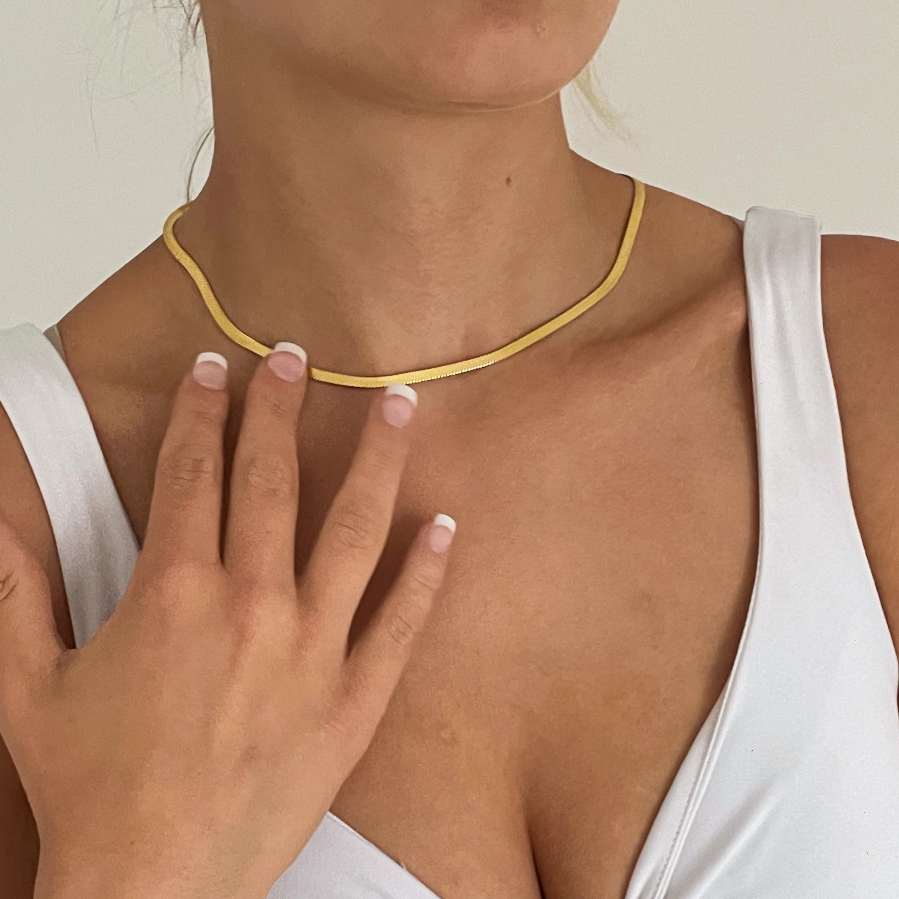 Fashionable gold herringbone choker necklace