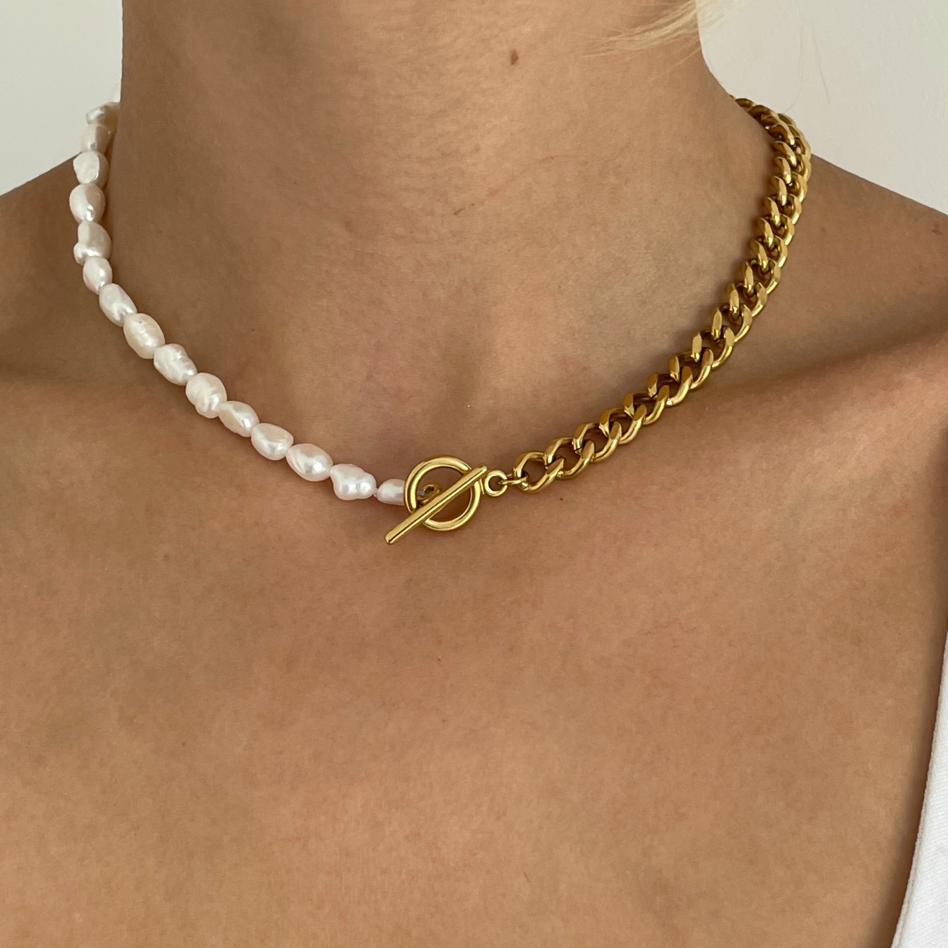 Statement Gold Pearl Necklace: Elevate your style with this exquisite blend of gold and pearls